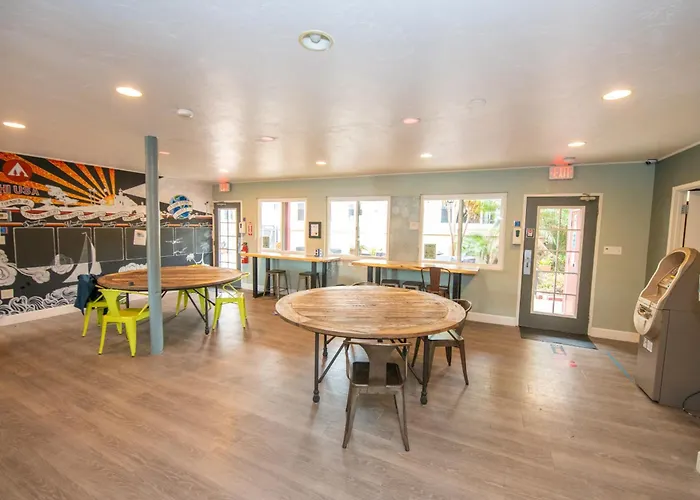 Hotel near College: California Dreams Hostel - Ocean Beach